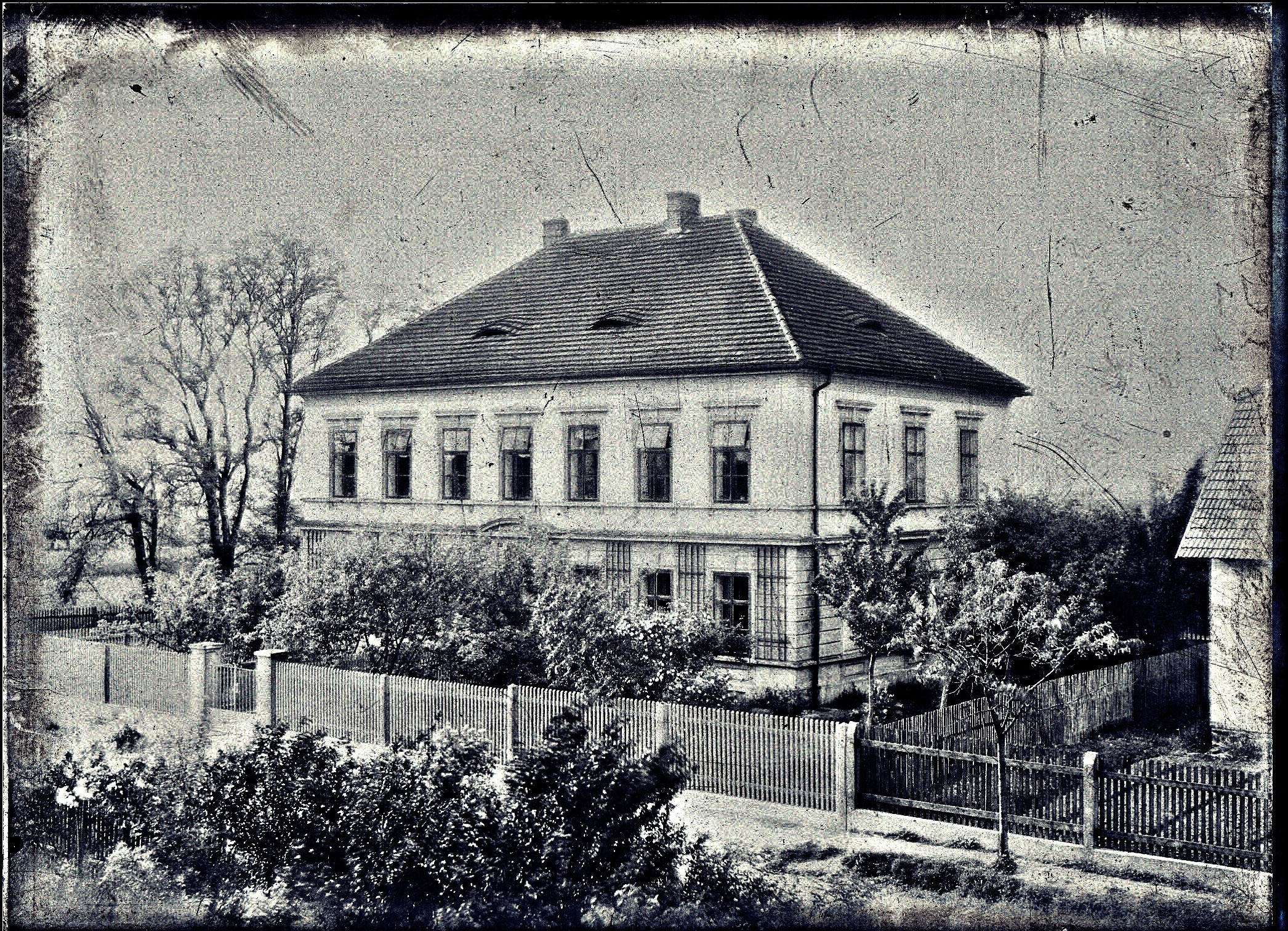 Historická fotografie školy za 1. světové války.